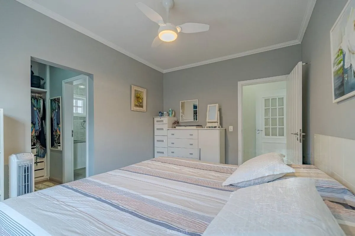 Suíte principal vista da janela, com o closet ao fundo · Casa térrea com lareira e espaço gourmet em Vinhedo