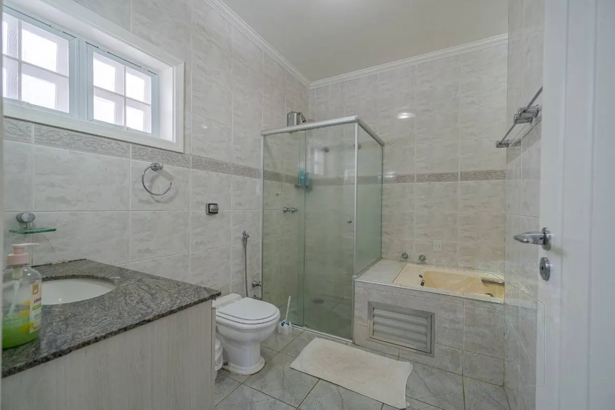 Banheiro da suíte principal, com box e banheira de hidromassagem · Casa térrea com lareira e espaço gourmet em Vinhedo