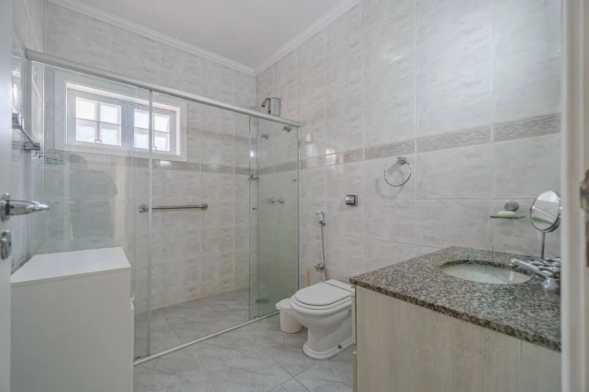 Banheiro da segunda suíte, com box amplo · Casa térrea com lareira e espaço gourmet em Vinhedo