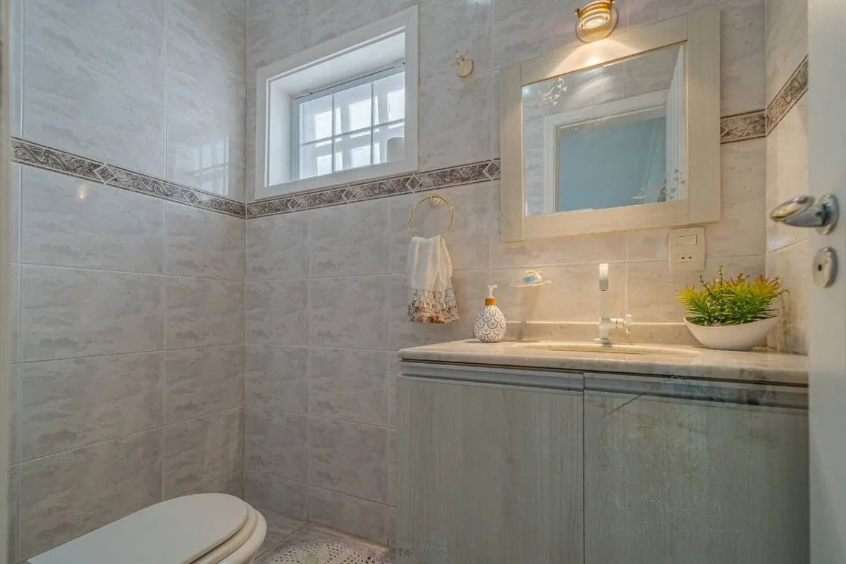 Lavabo da área social · Casa térrea com lareira e espaço gourmet em Vinhedo
