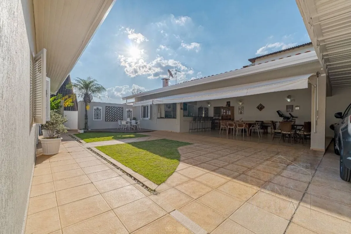 A área coberta vista de dentro da casa · Casa térrea com lareira e espaço gourmet em Vinhedo