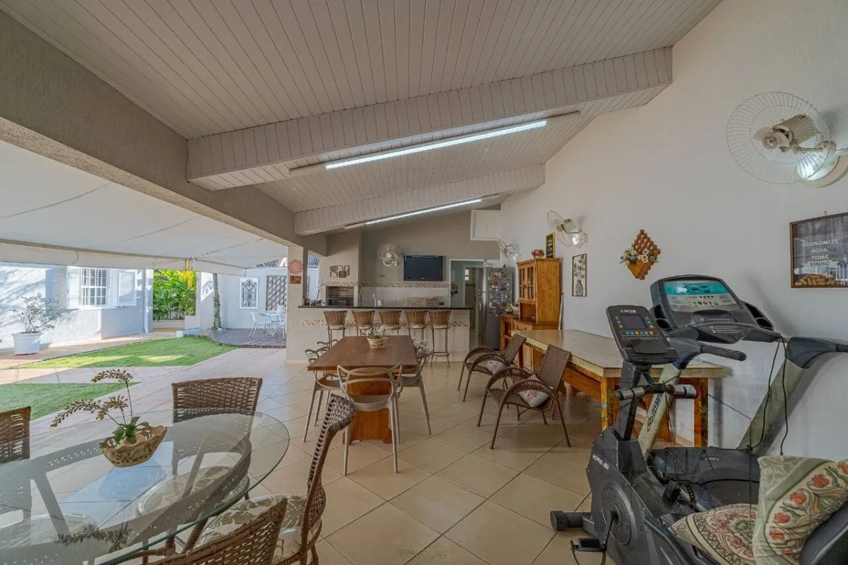 Sobra espaço para uma academia em casa · Casa térrea com lareira e espaço gourmet em Vinhedo