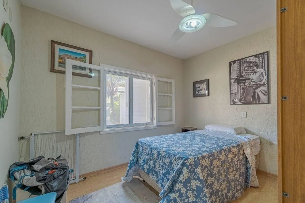Quarto de apoio, ao lado do espaço gourmet · Casa térrea com lareira e espaço gourmet em Vinhedo