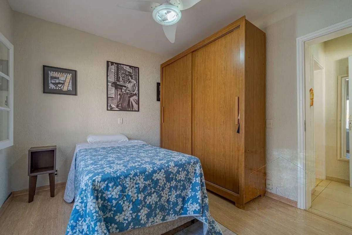 Quarto de apoio, com armário e acesso ao banheiro · Casa térrea com lareira e espaço gourmet em Vinhedo