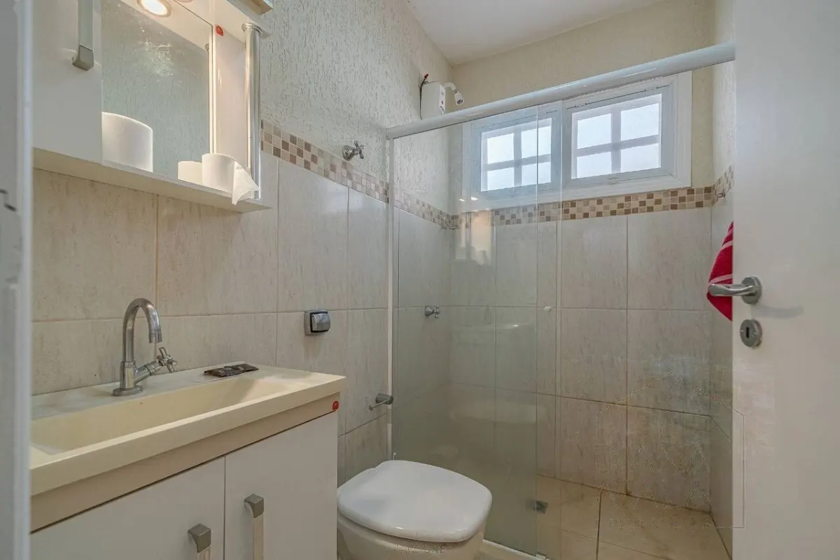 Banheiro de apoio, completo, com box · Casa térrea com lareira e espaço gourmet em Vinhedo