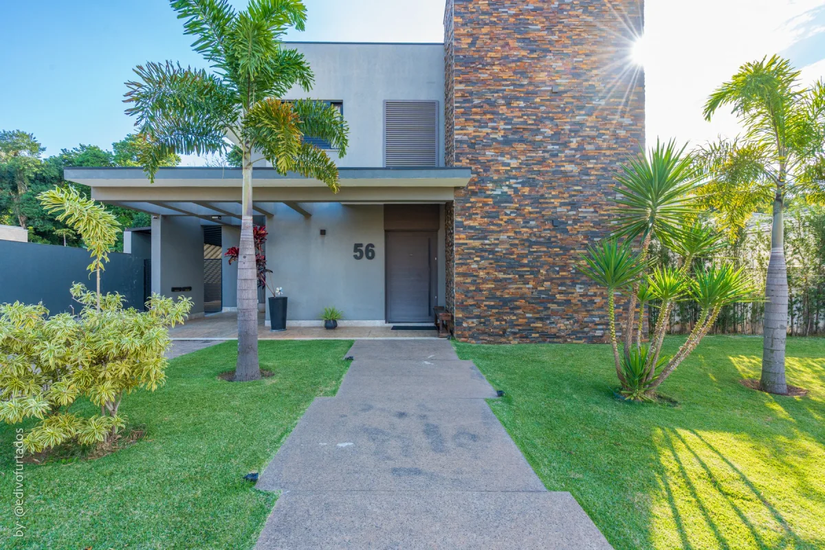 A entrada, entre as palmeiras e a parede de pedra · Casa com piscina, gourmet e quintal plano em Itupeva