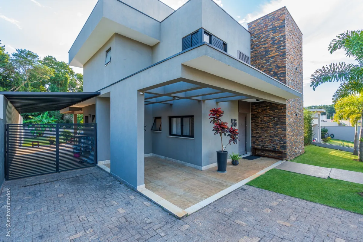 Varanda coberta na frente da casa · Casa com piscina, gourmet e quintal plano em Itupeva