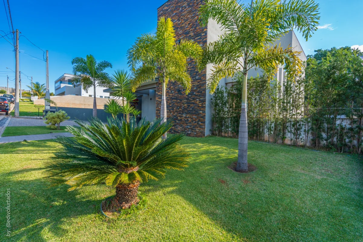 Jardim lateral, com o muro verde fechando a divisa · Casa com piscina, gourmet e quintal plano em Itupeva