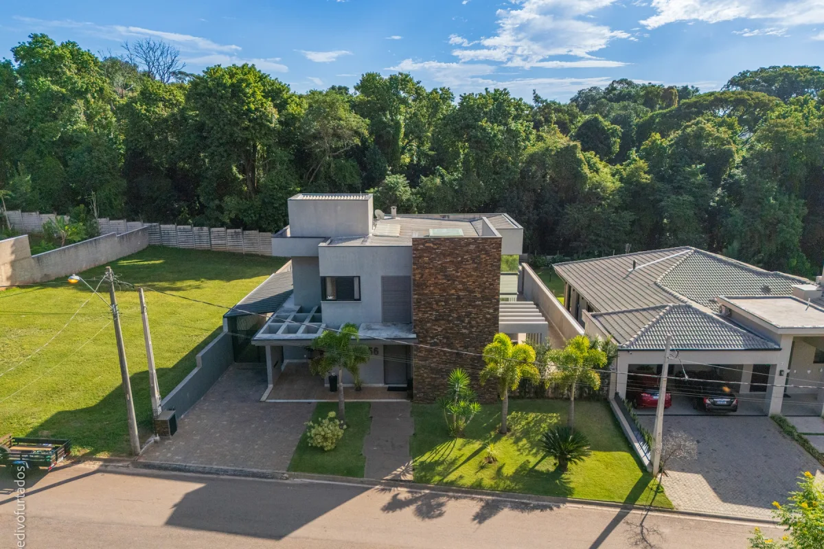 Aérea da casa: o terreno plano e a mata logo atrás · Casa com piscina, gourmet e quintal plano em Itupeva
