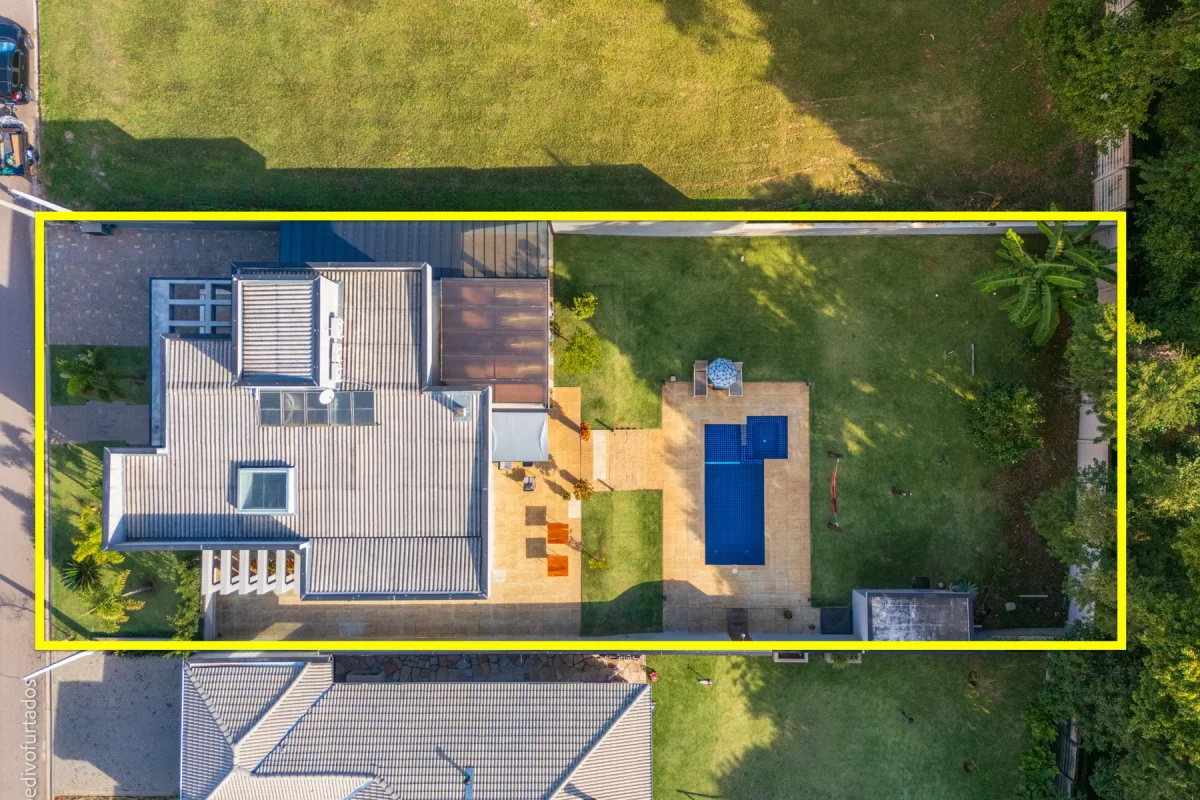 Os 961,39 m² do lote vistos de cima, do portão à mata · Casa com piscina, gourmet e quintal plano em Itupeva