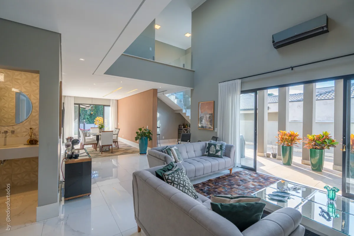 Living de pé-direito duplo, aberto para o jardim · Casa com piscina, gourmet e quintal plano em Itupeva