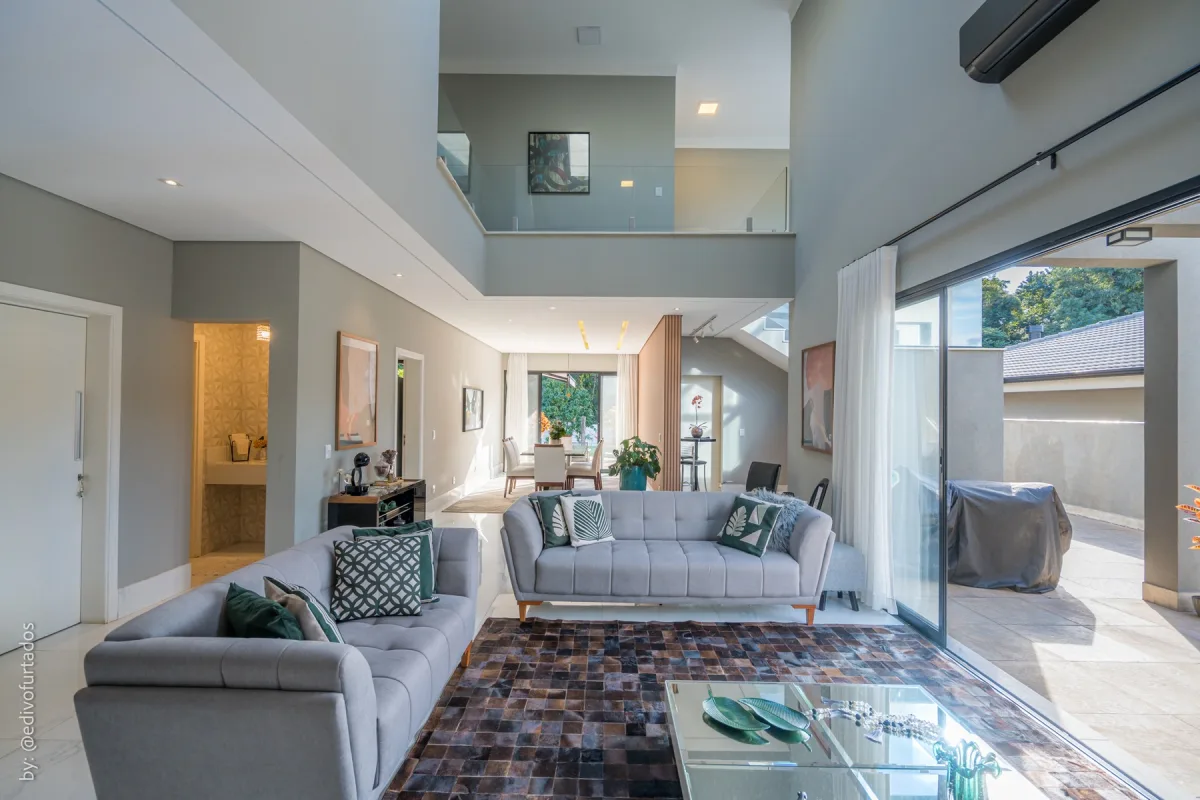 O living inteiro, com o mezanino atravessando o vão · Casa com piscina, gourmet e quintal plano em Itupeva