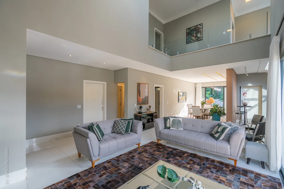Estar visto da porta de correr, com guarda-corpo de vidro no alto · Casa com piscina, gourmet e quintal plano em Itupeva