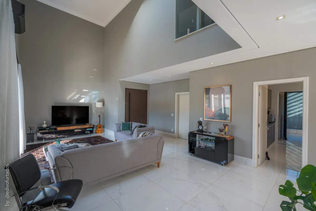 Os três ambientes do living se abrem uns para os outros · Casa com piscina, gourmet e quintal plano em Itupeva