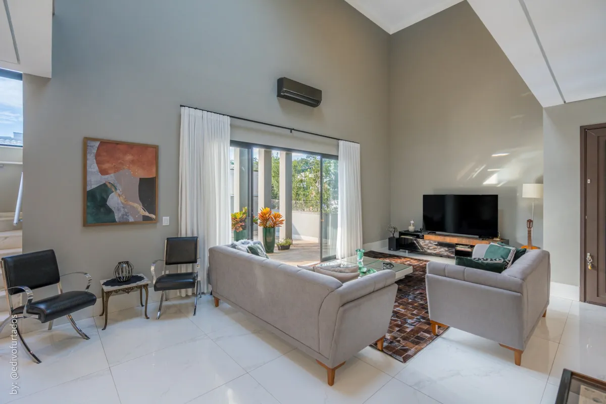 Estar de TV, mais recolhido que o resto do living · Casa com piscina, gourmet e quintal plano em Itupeva