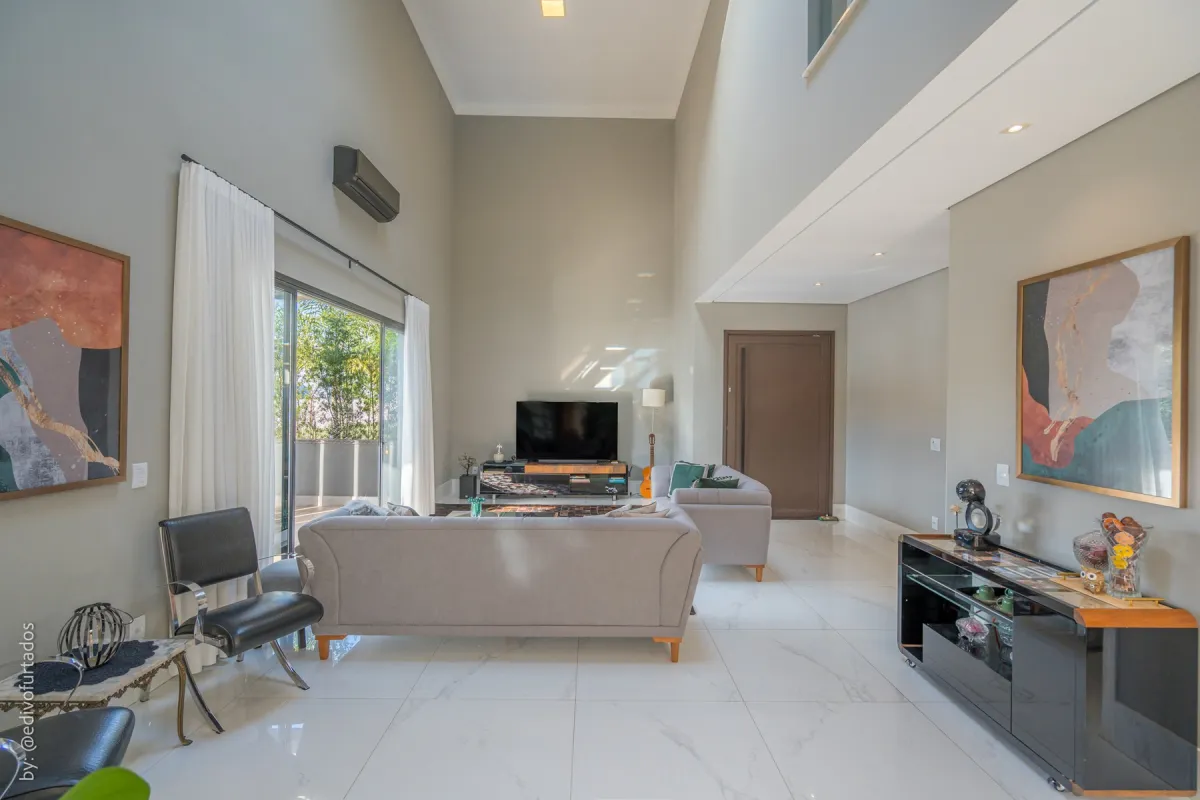 Estar de TV, com janela alta trazendo luz o dia todo · Casa com piscina, gourmet e quintal plano em Itupeva