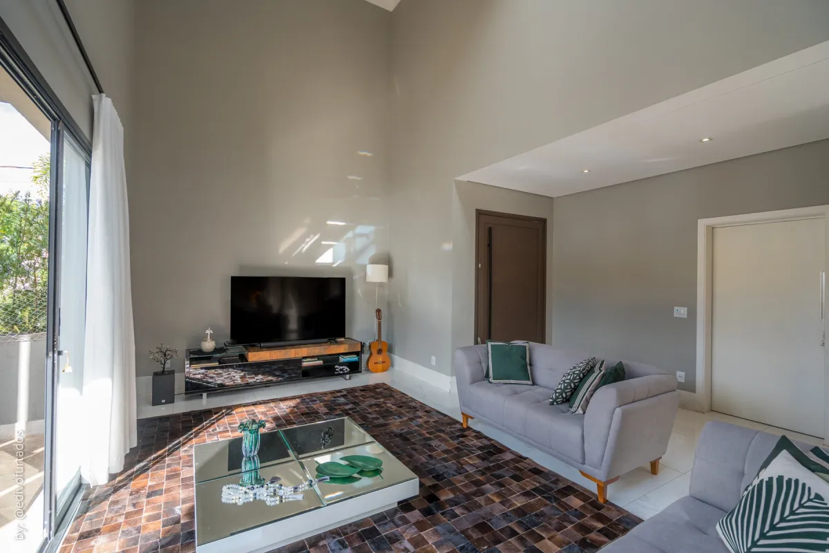 A TV de um lado, o jardim do outro · Casa com piscina, gourmet e quintal plano em Itupeva