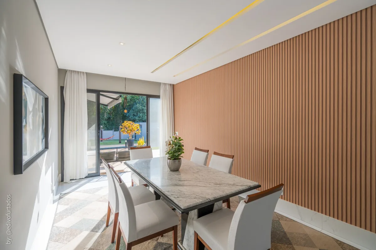 Sala de jantar, com painel ripado em madeira · Casa com piscina, gourmet e quintal plano em Itupeva