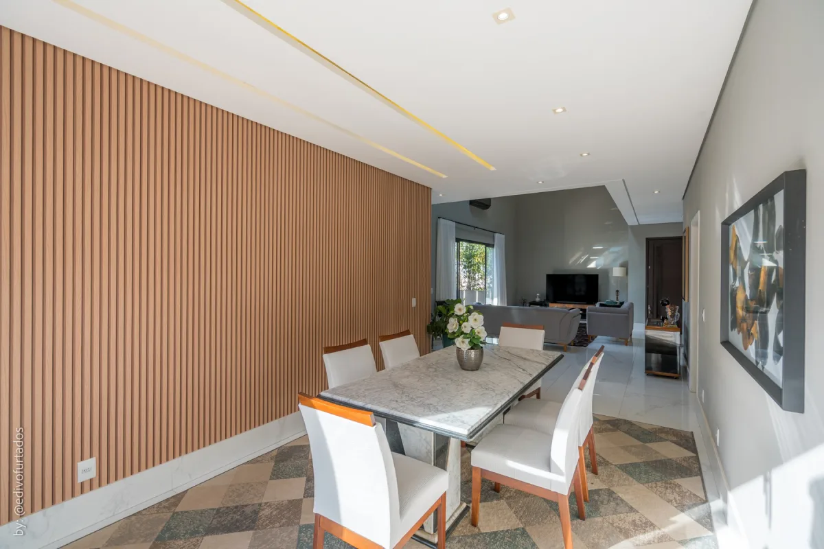 Do jantar se vê a casa inteira até o estar de TV · Casa com piscina, gourmet e quintal plano em Itupeva