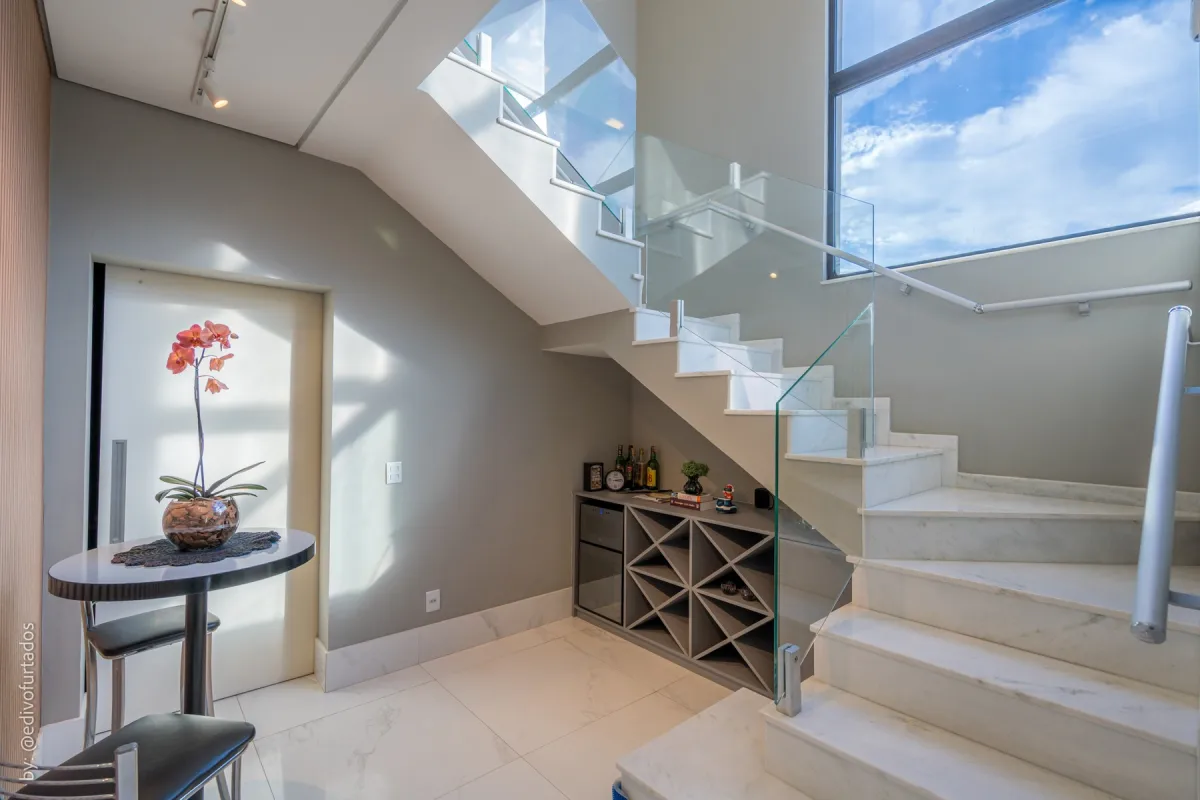Hall da escada, com adega embutida · Casa com piscina, gourmet e quintal plano em Itupeva