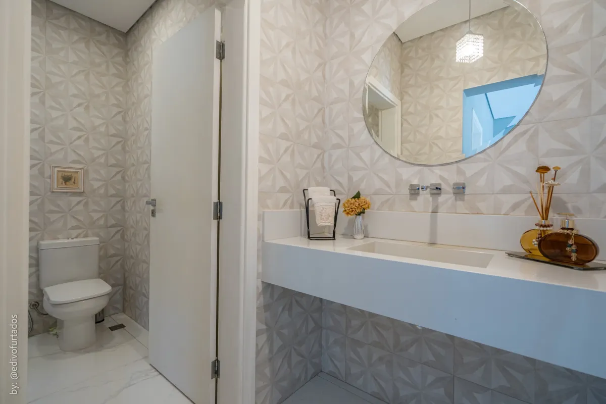 Lavabo, com parede em relevo e cuba esculpida · Casa com piscina, gourmet e quintal plano em Itupeva