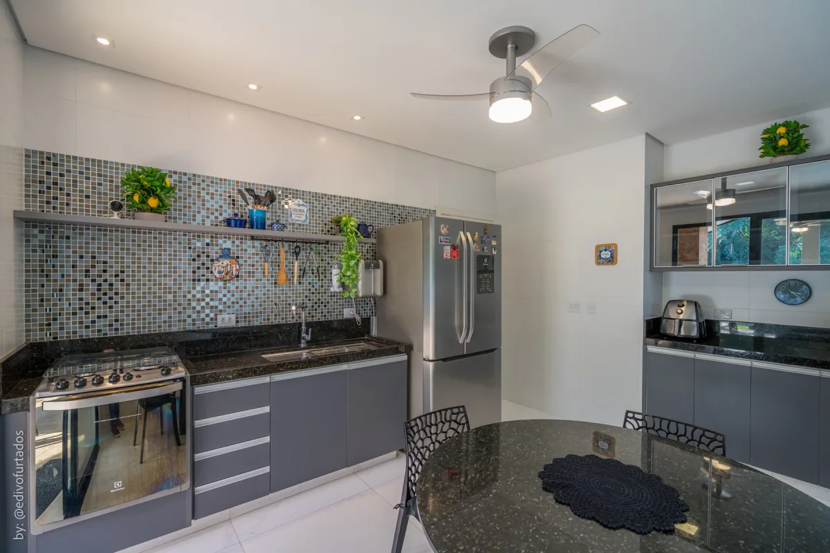 Cozinha completa, com armários planejados e bancada de granito · Casa com piscina, gourmet e quintal plano em Itupeva
