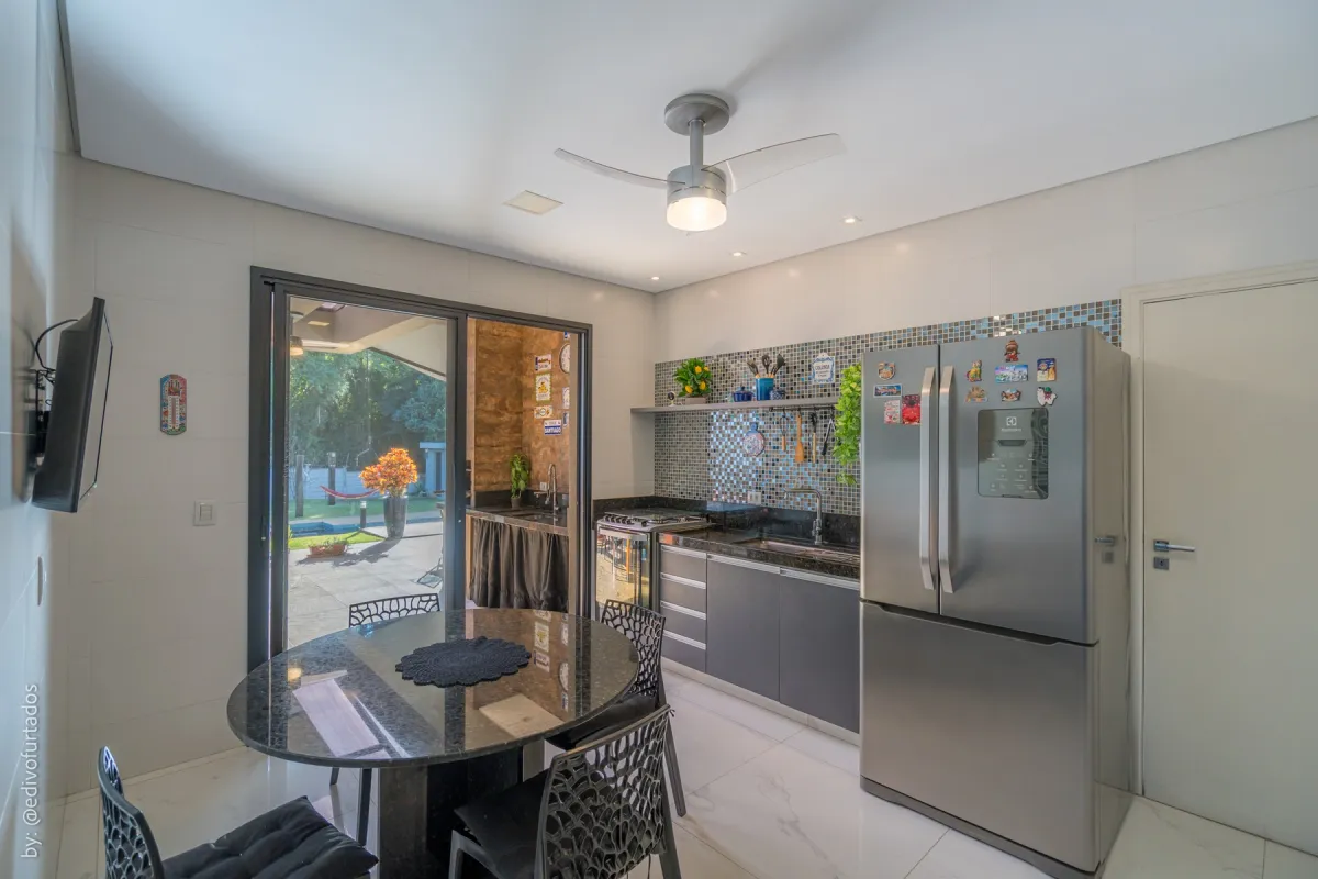 Copa com mesa do dia a dia e porta para a área externa · Casa com piscina, gourmet e quintal plano em Itupeva