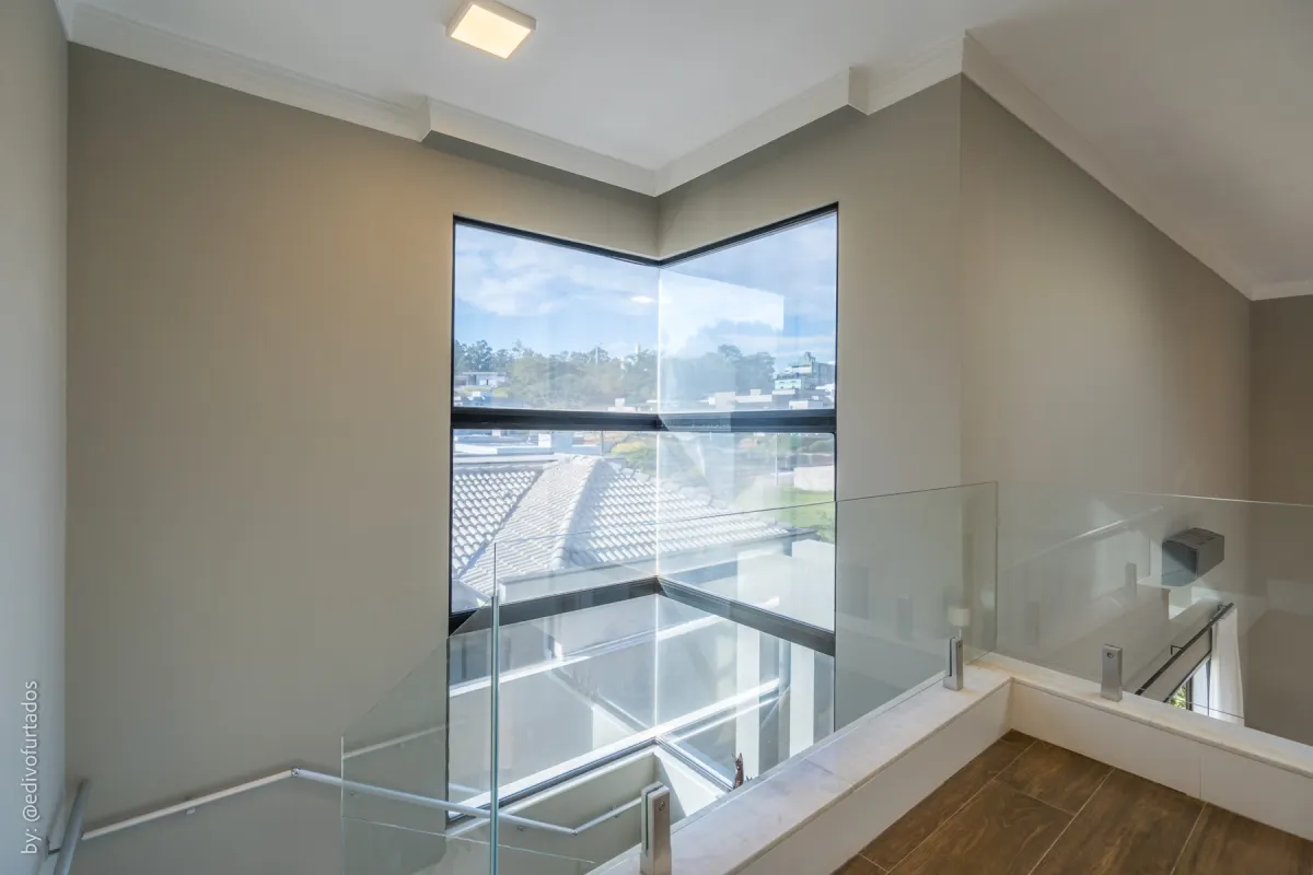 Mezanino do pavimento superior, sobre o vão do living · Casa com piscina, gourmet e quintal plano em Itupeva