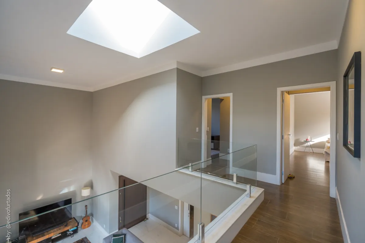 Corredor dos quartos, iluminado por claraboia · Casa com piscina, gourmet e quintal plano em Itupeva