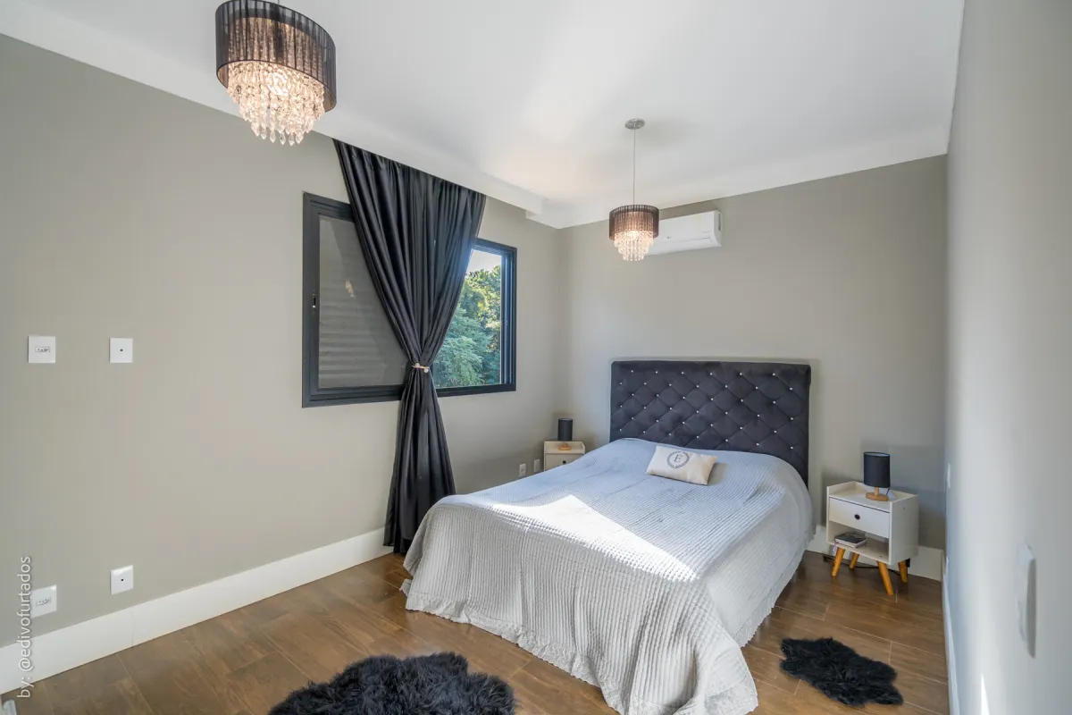 Suíte master, no pavimento superior · Casa com piscina, gourmet e quintal plano em Itupeva