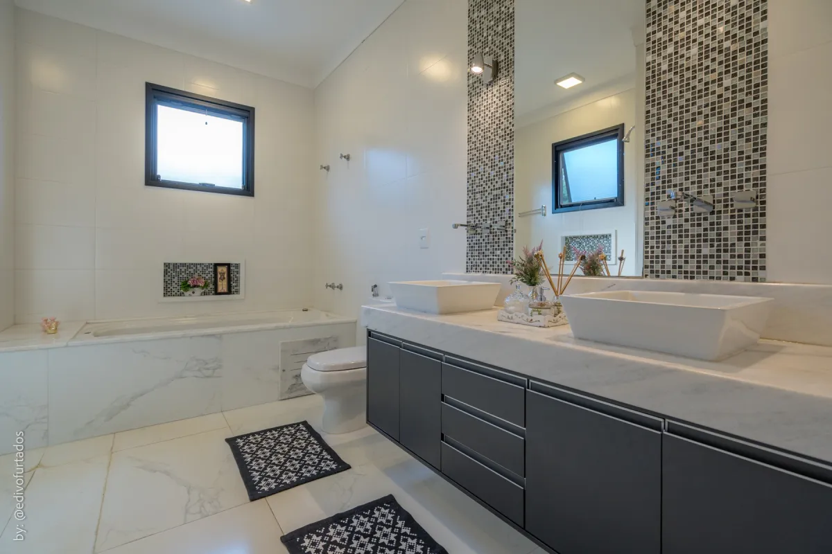 Banheiro da suíte master, com banheira e bancada de duas cubas · Casa com piscina, gourmet e quintal plano em Itupeva