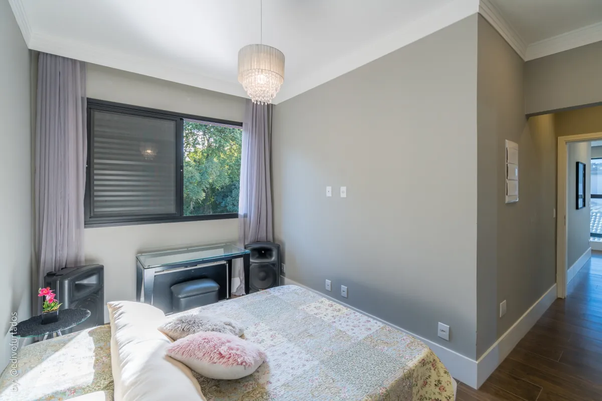 Dormitório com janela para o verde · Casa com piscina, gourmet e quintal plano em Itupeva