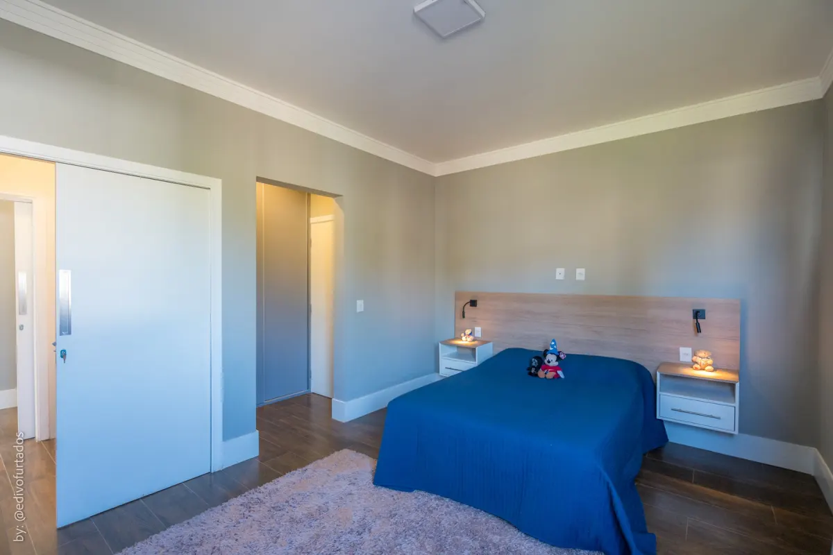 Dormitório com piso de madeira e armário embutido · Casa com piscina, gourmet e quintal plano em Itupeva