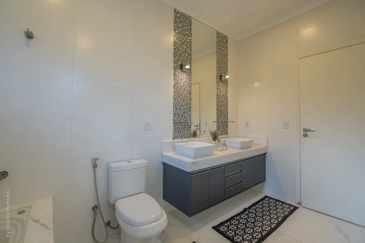 Banheiro com bancada de duas cubas · Casa com piscina, gourmet e quintal plano em Itupeva