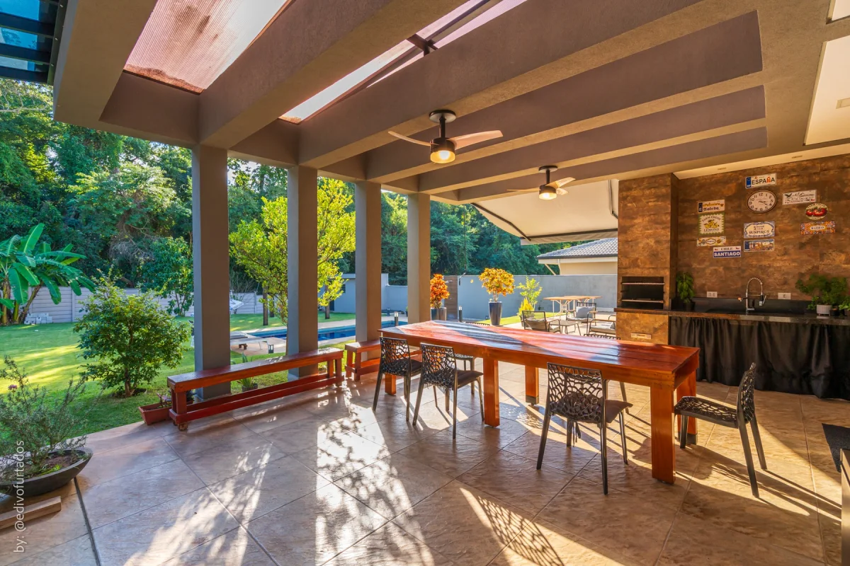 Espaço gourmet coberto, com churrasqueira e mesa para receber · Casa com piscina, gourmet e quintal plano em Itupeva