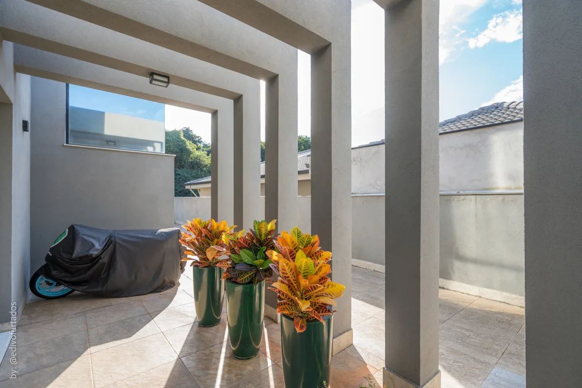 A varanda coberta segue pela lateral da casa · Casa com piscina, gourmet e quintal plano em Itupeva