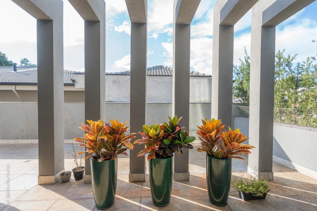 Os pilares da varanda, na lateral do terreno · Casa com piscina, gourmet e quintal plano em Itupeva