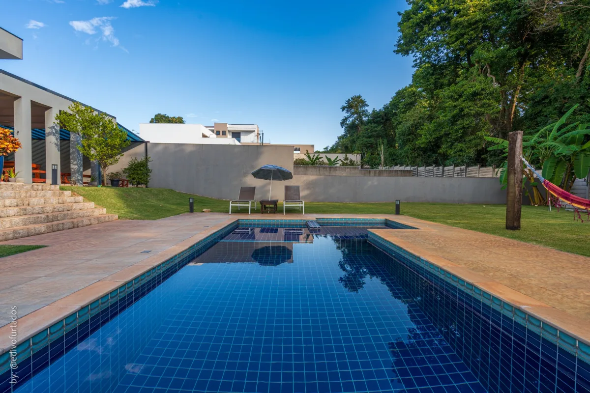 A piscina de perto, com a mata fechando os fundos · Casa com piscina, gourmet e quintal plano em Itupeva