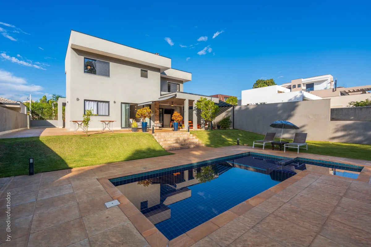 Os fundos da casa, da piscina à rede · Casa com piscina, gourmet e quintal plano em Itupeva