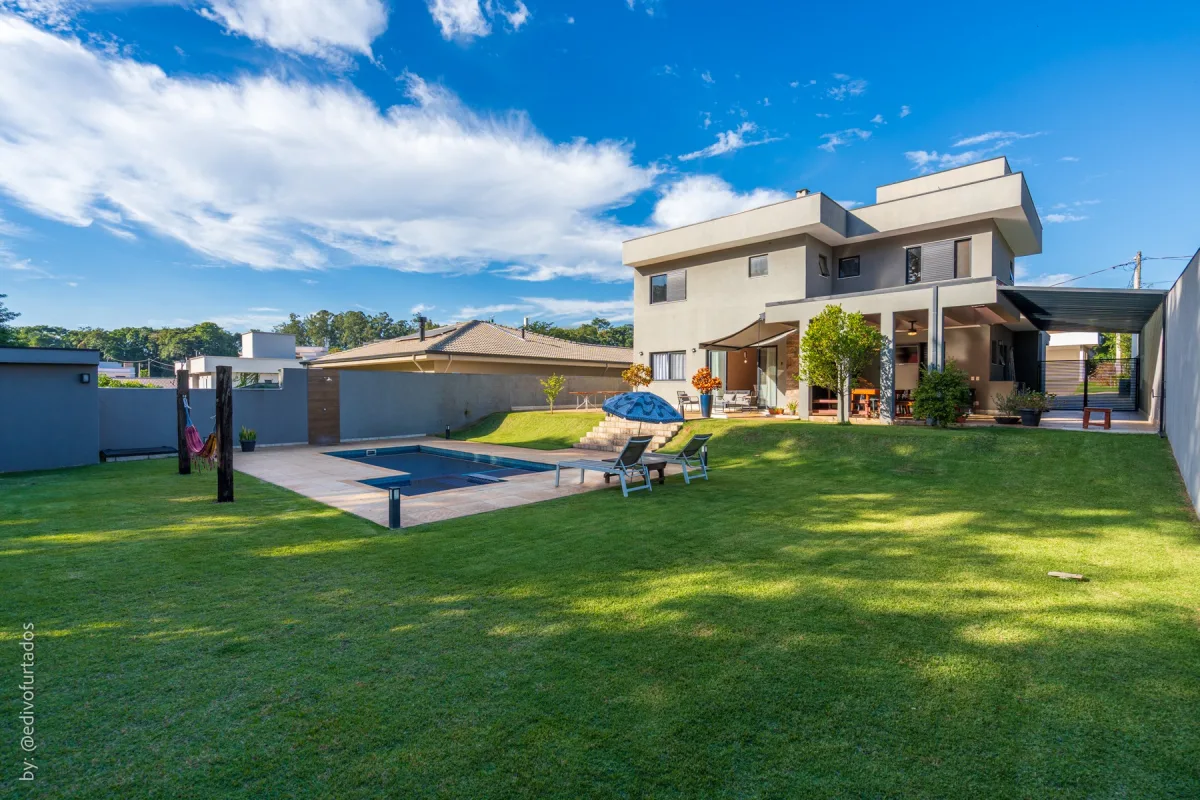 O gramado plano ocupa a maior parte do terreno · Casa com piscina, gourmet e quintal plano em Itupeva