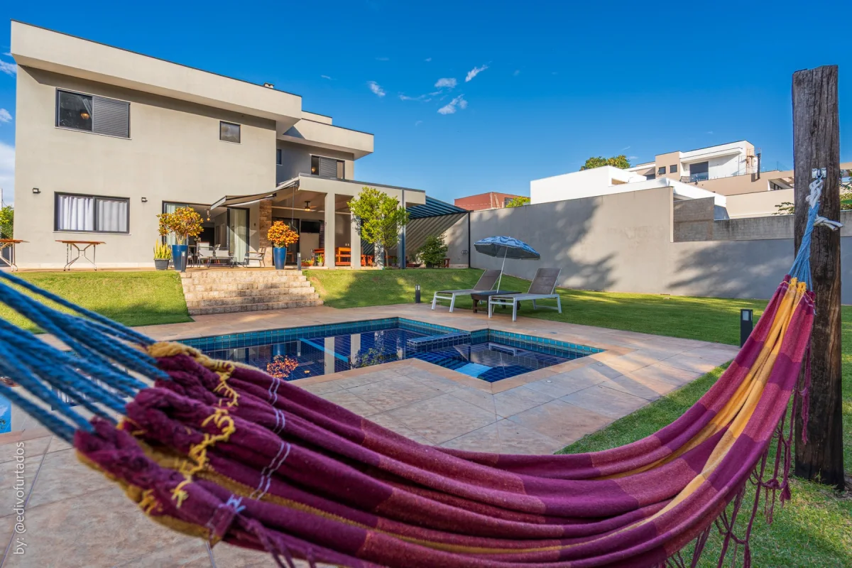 Rede armada à sombra, ao lado da piscina · Casa com piscina, gourmet e quintal plano em Itupeva