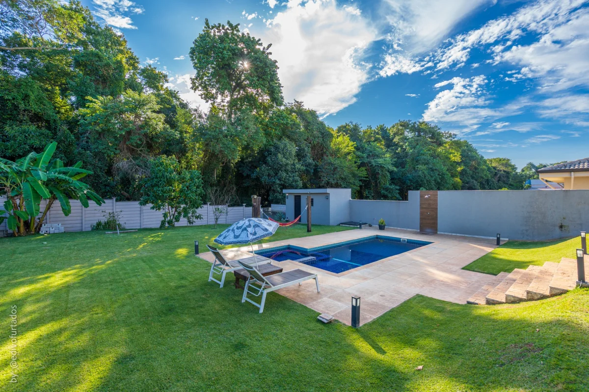 Quintal arborizado, com a piscina ao fundo · Casa com piscina, gourmet e quintal plano em Itupeva