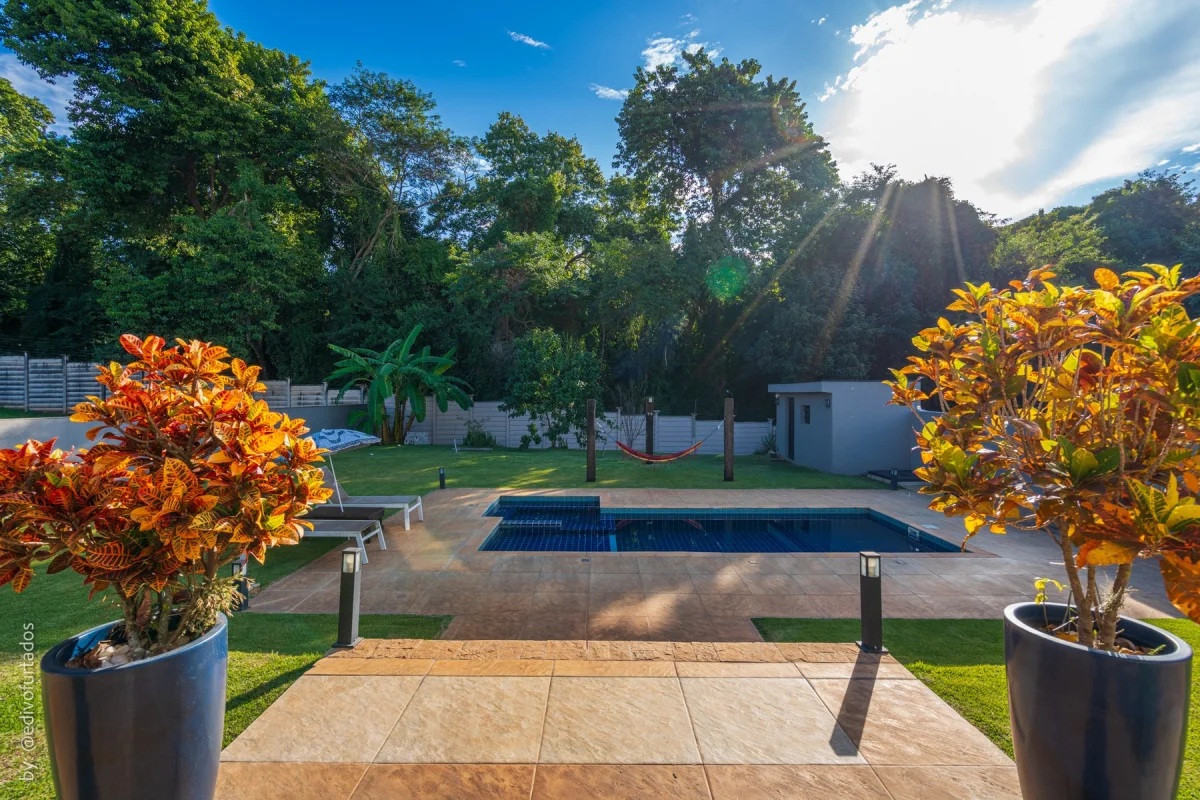 Jardim e piscina no fim da tarde · Casa com piscina, gourmet e quintal plano em Itupeva