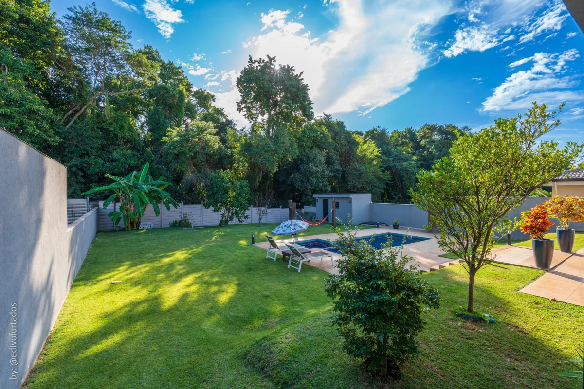 Espaço de sobra no gramado, com árvores já formadas · Casa com piscina, gourmet e quintal plano em Itupeva