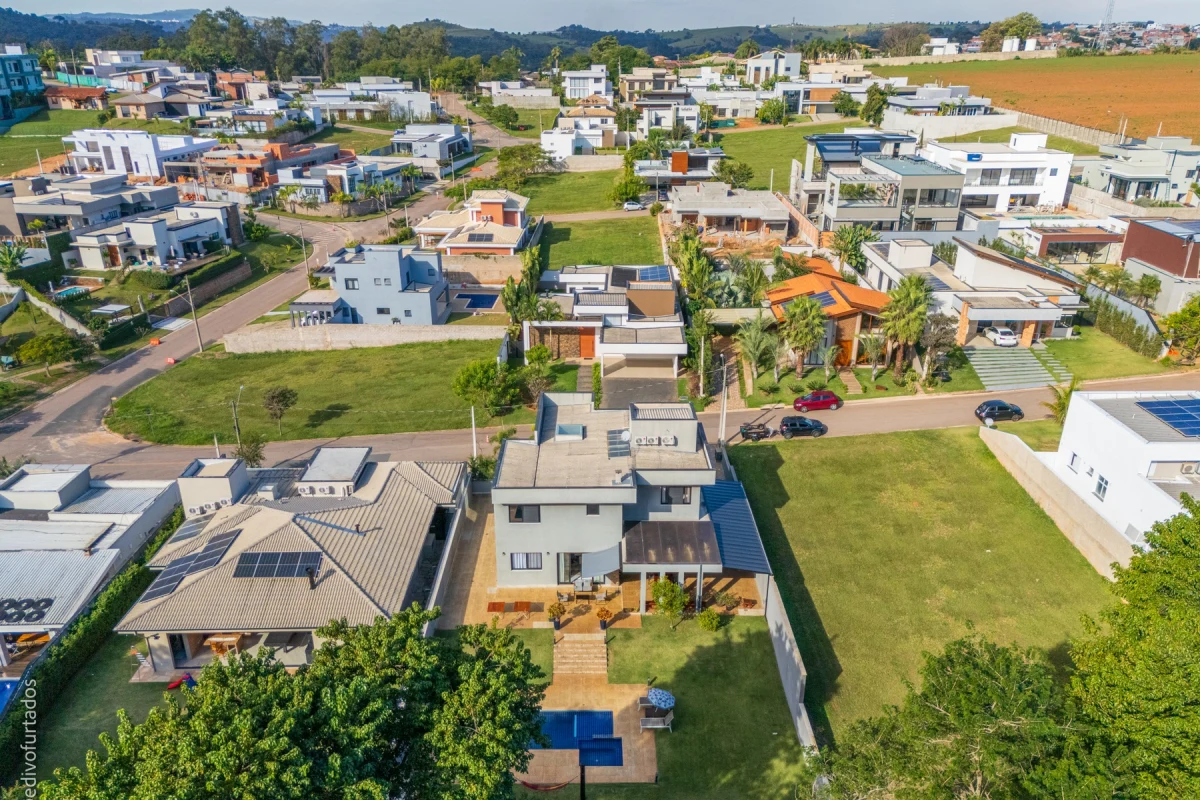 O condomínio visto de cima, em ruas largas e arborizadas · Casa com piscina, gourmet e quintal plano em Itupeva