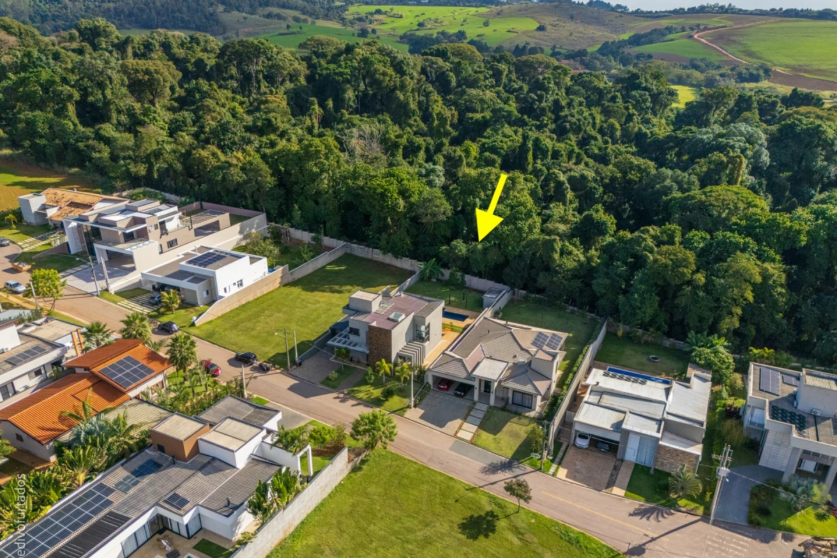 A casa (seta) e a mata preservada em volta · Casa com piscina, gourmet e quintal plano em Itupeva