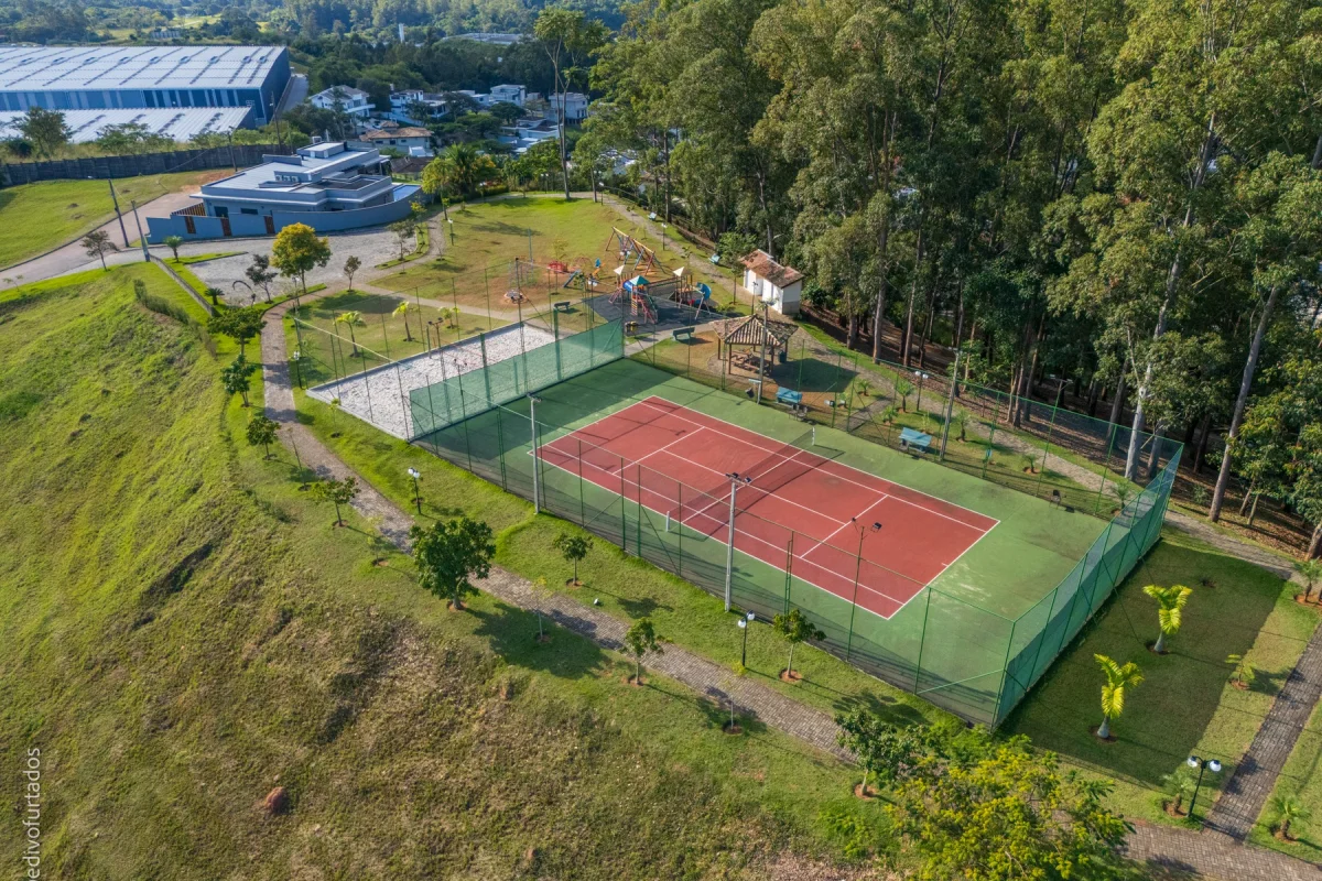 Quadra do condomínio, cercada de verde · Casa com piscina, gourmet e quintal plano em Itupeva