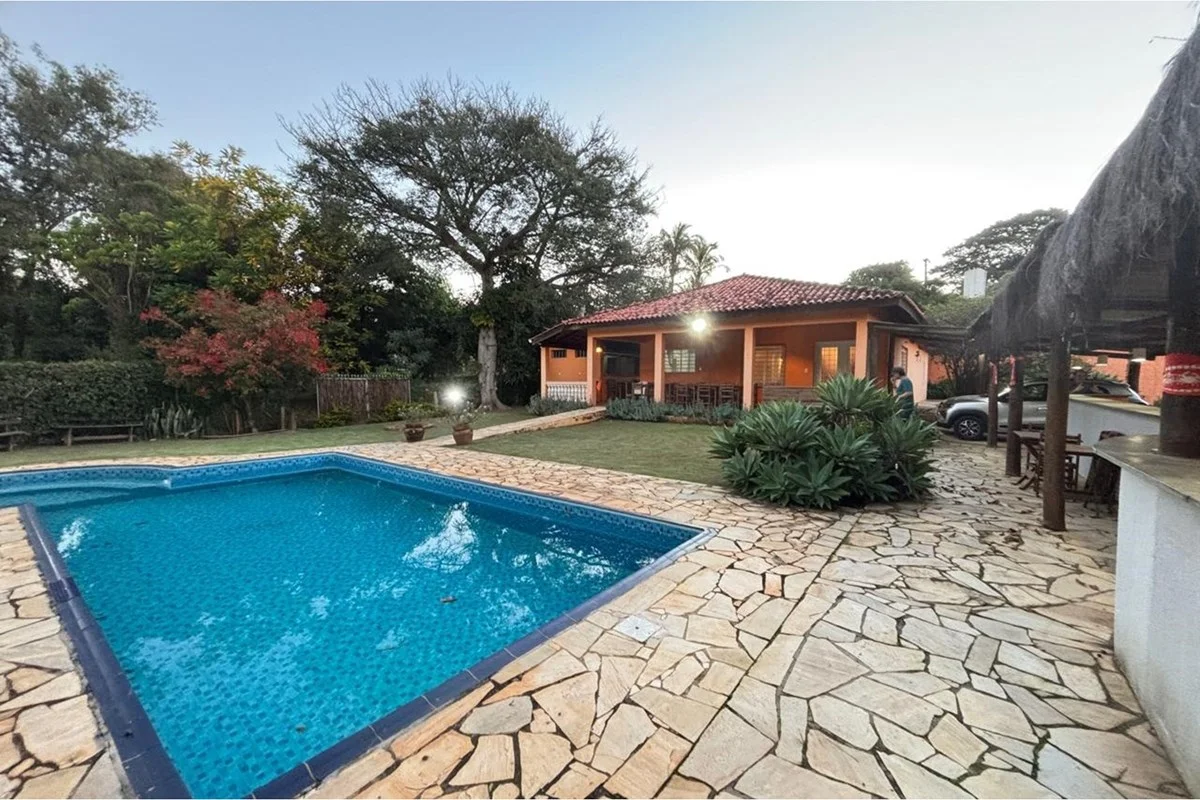 A piscina em primeiro plano e a casa ao fundo · Chácara / Sítio / Fazenda - Venda - Vinhedo, São Paulo em Vinhedo