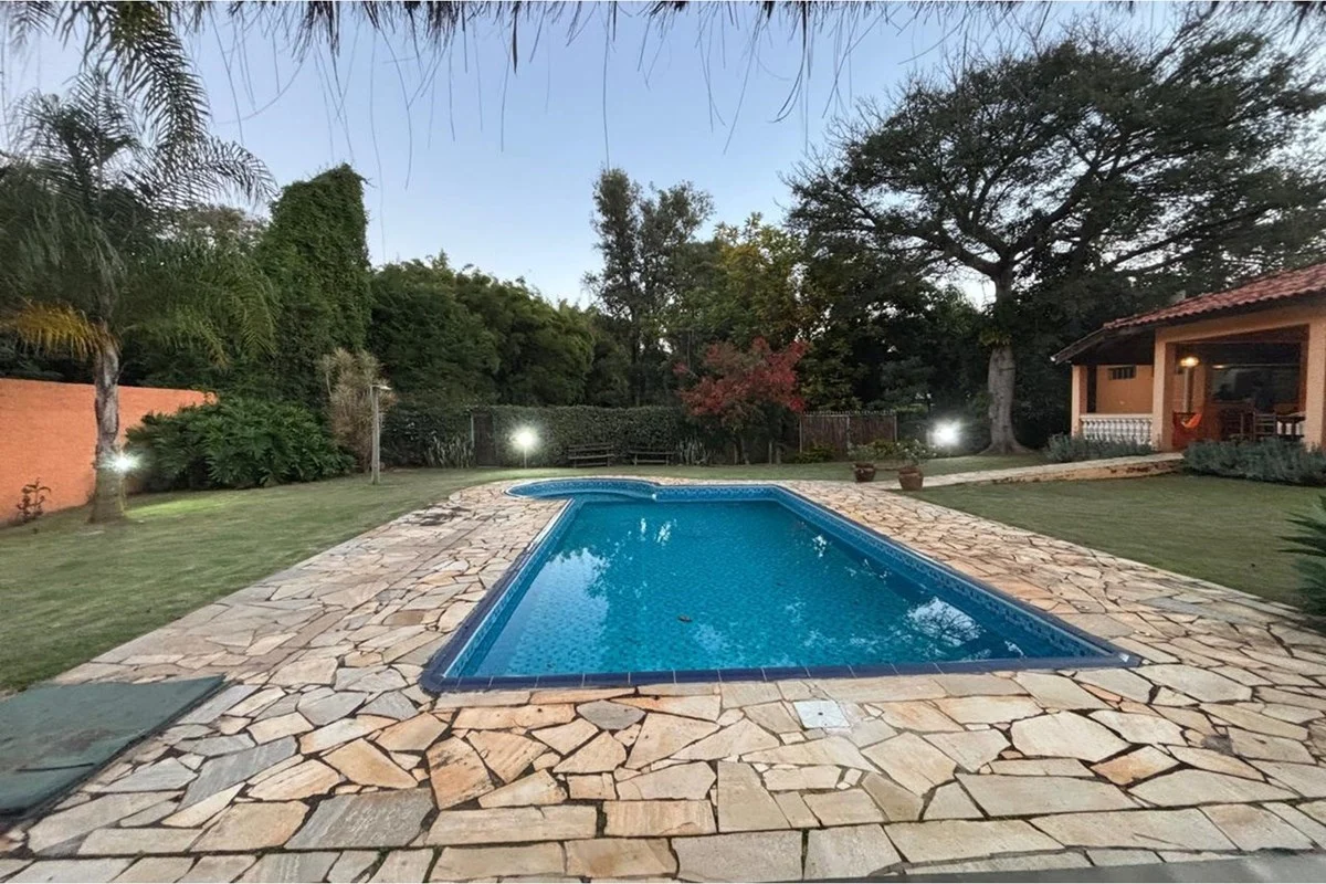 Piscina de 5 x 10 m, com deck de pedra em volta · Chácara / Sítio / Fazenda - Venda - Vinhedo, São Paulo em Vinhedo