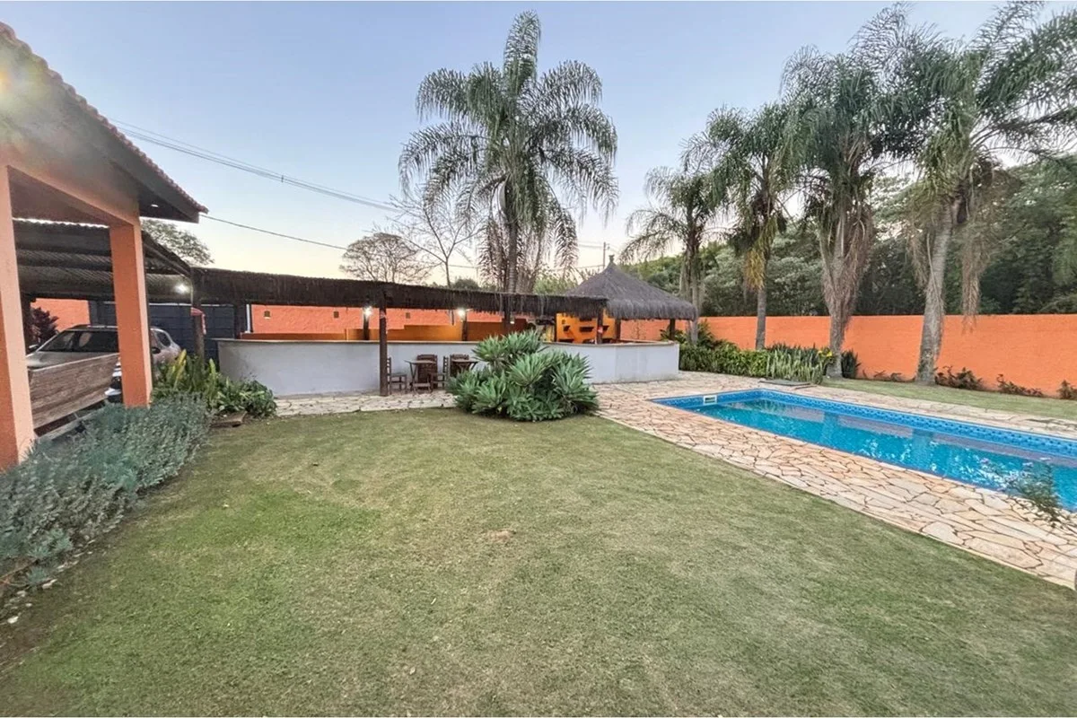 Quintal gramado, com a piscina à direita · Chácara / Sítio / Fazenda - Venda - Vinhedo, São Paulo em Vinhedo